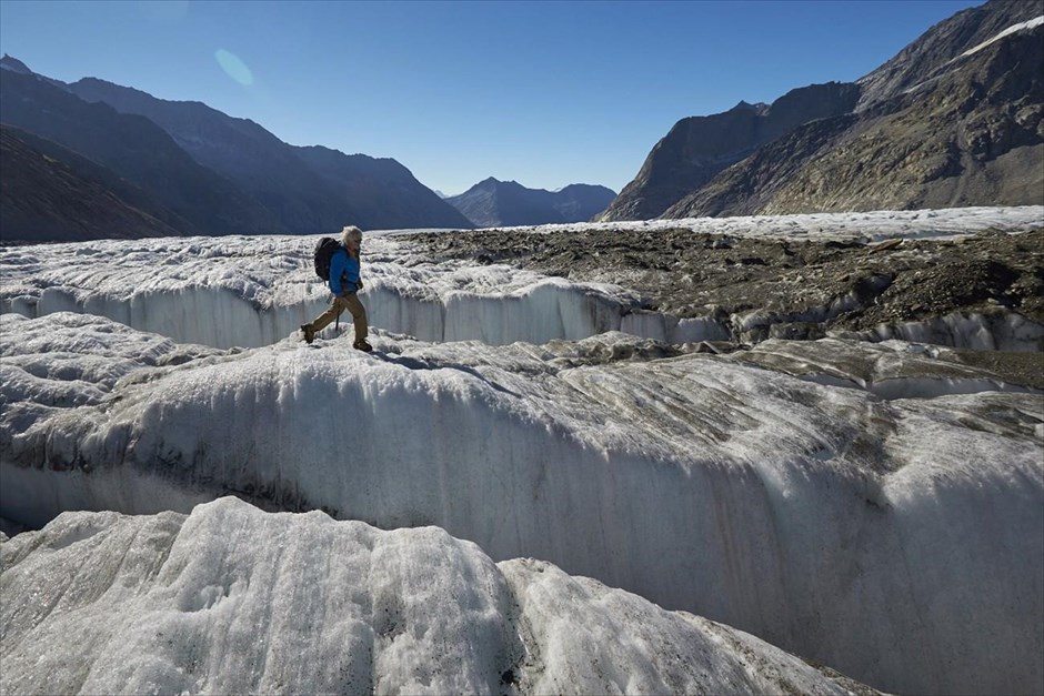 Παγετώνας Άλετς - Ελβετία. Ο οδηγός Κρίστιαν Πλέτσερ περπατά στον παγετώνα.