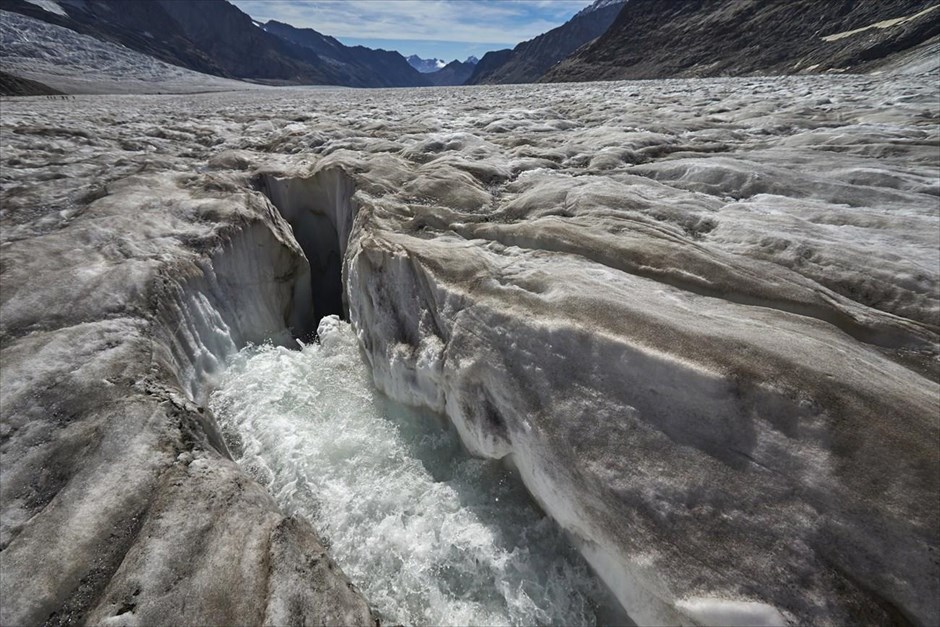 Παγετώνας Άλετς - Ελβετία. Νερό που προέρχεται από το λιώσιμο των πάγων κυλά σε μια τρύπα.