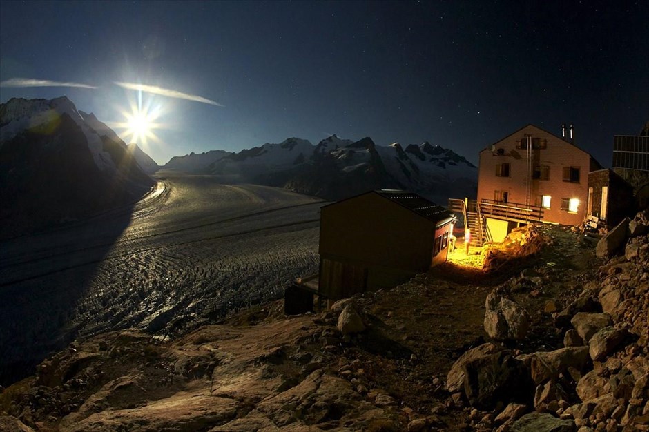 Παγετώνας Άλετς - Ελβετία. Πεζοπόροι ετοιμάζονται, υπό το φως του φεγγαριού, για τη διαδρομή προς τον παγετώνα.