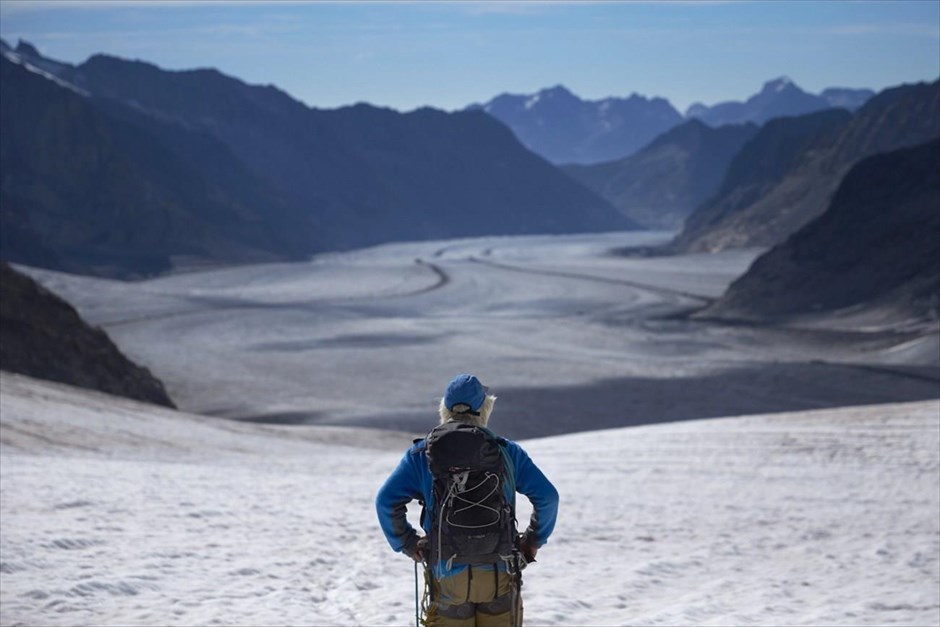 Παγετώνας Άλετς - Ελβετία. Ο οδηγός Κρίστιαν Πλέτσερ κοιτά τον παγετώνα Άλετς από τον παγετώνα Γιούνγκφραου.