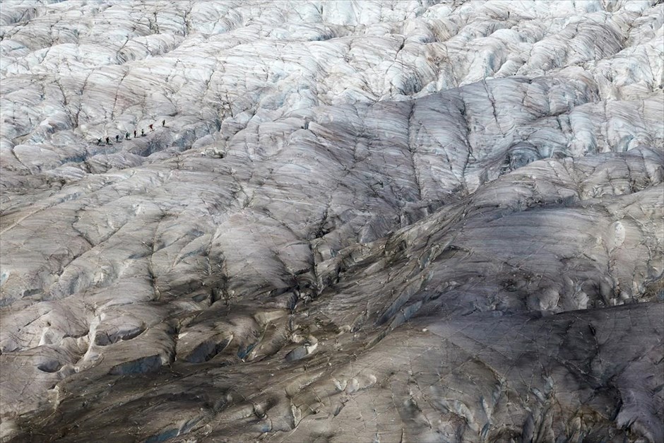Παγετώνας Άλετς - Ελβετία. Μια ομάδα πεζοπόρων περπατά στον παγετώνα.