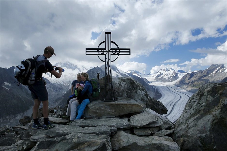 Παγετώνας Άλετς - Ελβετία. Ένας άντρας βγάζει φωτογραφία την οικογένειά του στην κορυφή του Έγκισχορν, με τον παγετώνα Άλετς να διακρίνεται στο φόντο.