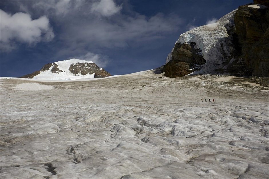 Παγετώνας Άλετς - Ελβετία. Ομάδα πεζοπόρων κατεβαίνει από τον παγετώνα Γιουνγκφράου προς τον παγετώνα Άλετς.