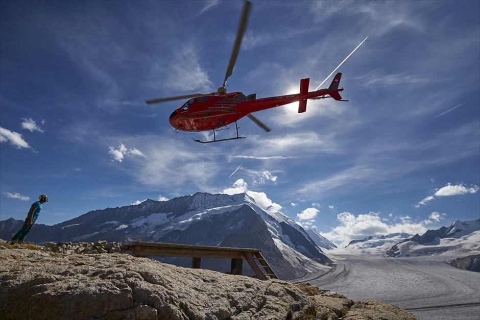 Παγετώνας Άλετς - Ελβετία. Ένα ελικόπτερο απογειώνεται από το καταφύγιο Κονκόρντια, έχοντας μεταφέρει προμήθειες.