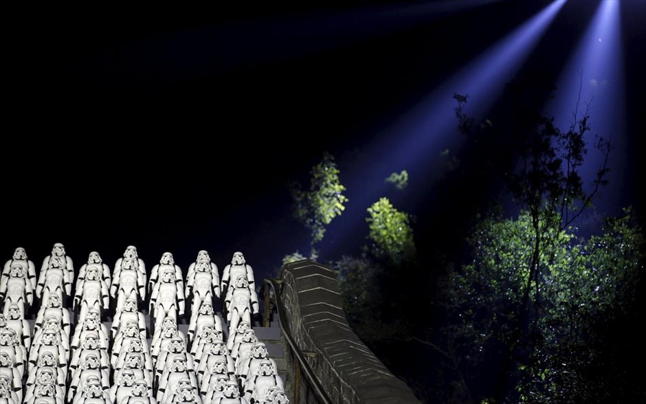 Οι Stormtroopers κατέλαβαν το Σινικό τείχος. 500 φιγούρες Stormtroopers τοποθετήθηκαν στο σημείο Juyongguan του Σινικού τείχους στην Κίνα, στο πλαίσιο προώθησης της νέας ταινίας «Star Wars: The Force Awakens».