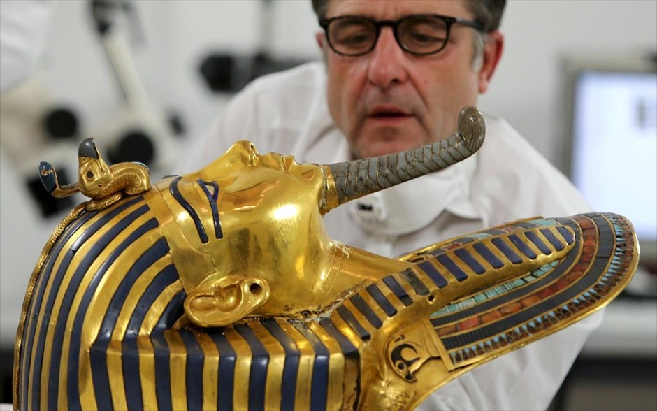 Ξεκίνησαν οι διαδικασίες συντήρησης της μάσκας του Τουταγχαμών. Ο Γερμανός συντηρητής Κρίστιαν Έκμαν εργάζεται πάνω στη διαδικασία αποκατάστασης της χρυσής μάσκας του Βασιλιά Τουταγχαμών στο Αιγυπτιακό Μουσείο, στο Κάιρο.