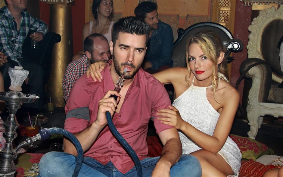 «Ο Κλέαρχος, η Μαρίνα και ο κοντός». «Ο Κλέαρχος, η Μαρίνα και ο κοντός»: Ένας ώριμος οικογενειάρχης, ο οποίος &nbsp;φλερτάρει αδιάκοπα και αδιάντροπα, ρίχνοντας το φταίξιμο στον αθώο γαμπρό του, οργανώνει ένα πονηρό σχέδιο, για να συνευρεθεί με την όμορφη γειτόνισσά του.