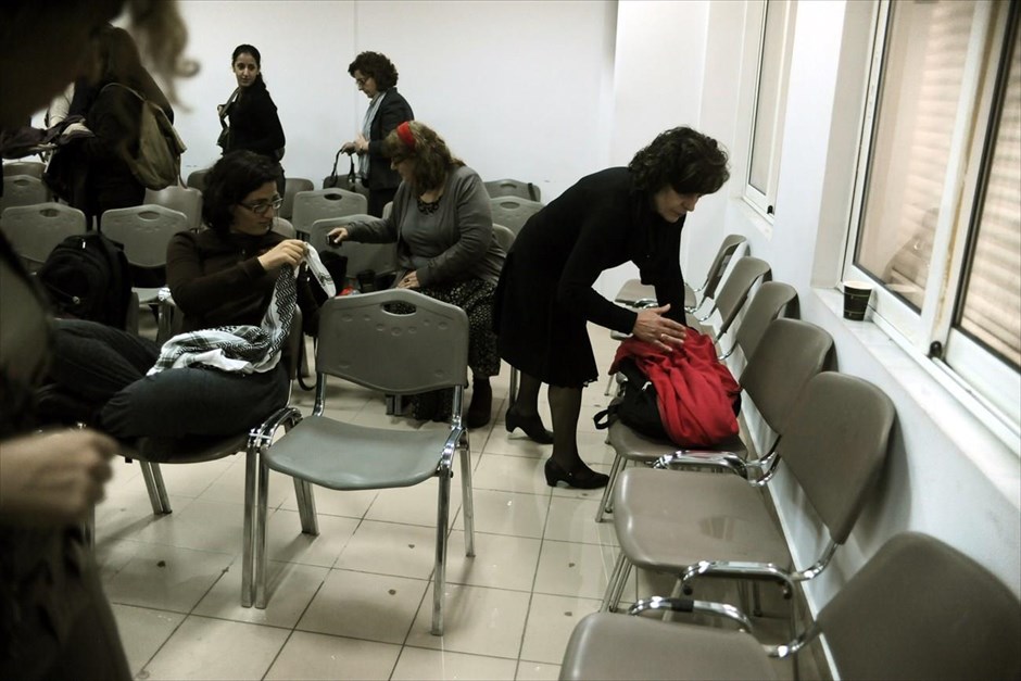 Διακοπή στη δίκη της Χ.Α. λόγω βροχής. Η μητέρα του Παύλου Φύσσα, Μάγδα, μετακινεί τα πράγματά της, καθώς τα νερά της βροχής «μπήκαν» από τις πλαϊνές πόρτες της ειδικά διαμορφωμένης αίθουσας των φυλακών Κορυδαλλού, όπου διεξάγεται η δίκη για την υπόθεση της Χρυσής Αυγής, αναγκάζοντας το δικαστήριο να διακόψει για λίγα λεπτά.&nbsp;Εξαιτίας της αδυναμίας να συνεχιστεί η διαδικασία με αυτές τις συνθήκες, οι παράγοντες της δίκης επανέφεραν το αίτημά τους για μεταφορά της δίκης σε αίθουσα του Εφετείου.