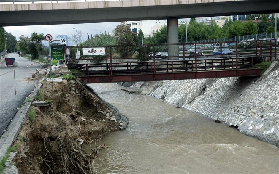 Υπό κατάρρευση η πεζογέφυρα στους Αγίους Αναργύρους. Έτοιμη να καταρρεύσει είναι&nbsp;η πεζογέφυρα στους Αγίους Αναργύρους λόγω της διάβρωσης που έχουν υποστεί τα τοιχώματα στον Κηφισό ποταμό και έτσι ο δρόμος έχει ήδη κλείσει προληπτικά.