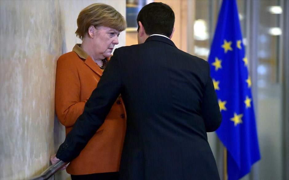 «Μίνι» Σύνοδος Κορυφής για το προσφυγικό στις Βρυξέλλες. Ο πρωθυπουργός, Αλέξης Τσίπρας, συνομιλεί με την Γερμανίδα καγκελάριο, Άγκελα Μέρκελ, στη «μίνι» Σύνοδο Κορυφής που συγκάλεσε ο πρόεδρος της Κομισιόν, Ζαν Κλοντ Γιούνκερ για το προσφυγικό, στις Βρυξέλλες.