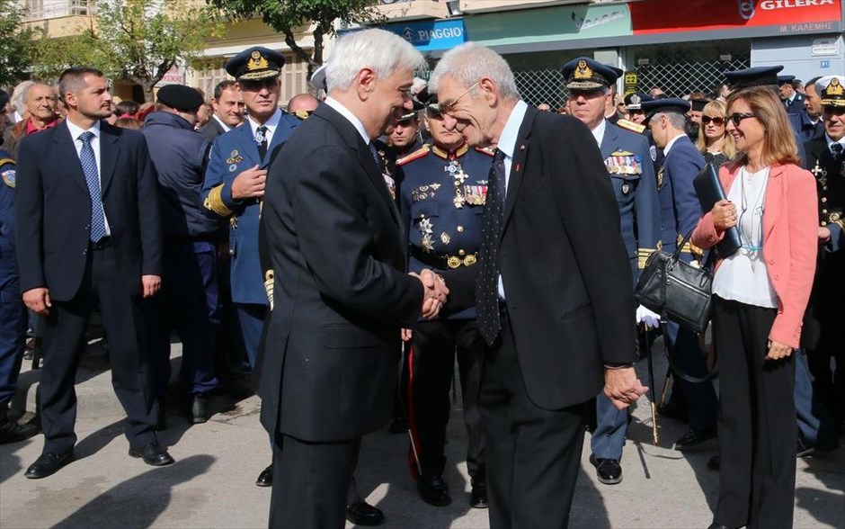 Στην Θεσσαλονίκη ο Πρόεδρος της Δημοκρατίας . Ο Πρόεδρος της Δημοκρατίας Προκόπης Παυλόπουλος συνομιλεί με τον δήμαρχο της Θεσσαλονίκης Γιάννη Μπουτάρη κατά την διάρκεια της κατεύθυνσης τους προς την πλατεία Αριστοτέλους από τον Ιερό Ναό του Αγίου Δημητρίου μετά το τέλος της δοξολογίας για την εορτή του Πολιούχου της Θεσσαλονίκης Αγίου Δημητρίου και την Επέτειο της απελευθέρωσης της Θεσσαλονίκης και της 28ης Οκτωβρίου.
