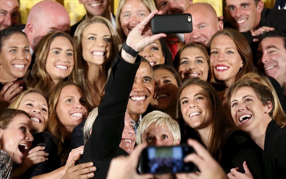 Selfie με τον Μπαράκ Ομπάμα. Ο αμερικανός Πρόεδρος Μπαράκ Ομπάμα ποζάρει για selfie μαζί με την Εθνική Ομάδα Ποδοσφαίρου των ΗΠΑ. Ο Ομπάμα υποδέχτηκε την ομάδα στον Λευκό Οίκο θέλοντας να συγχαρεί τις παίκτριες για τη νίκη τους στο Παγκόσμιο Κύπελλο Ποδοσφαίρου Γυναικών για το 2015.