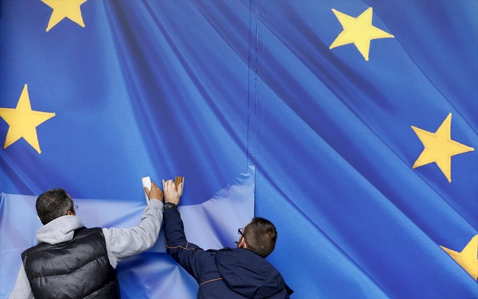 Επισκευές στην Ευρωπαϊκή Επιτροπή. Οι εργαζόμενοι φτιάχνουν την ταπετσαρία στην είσοδο της Ευρωπαϊκής Επιτροπής στις Βρυξέλες.