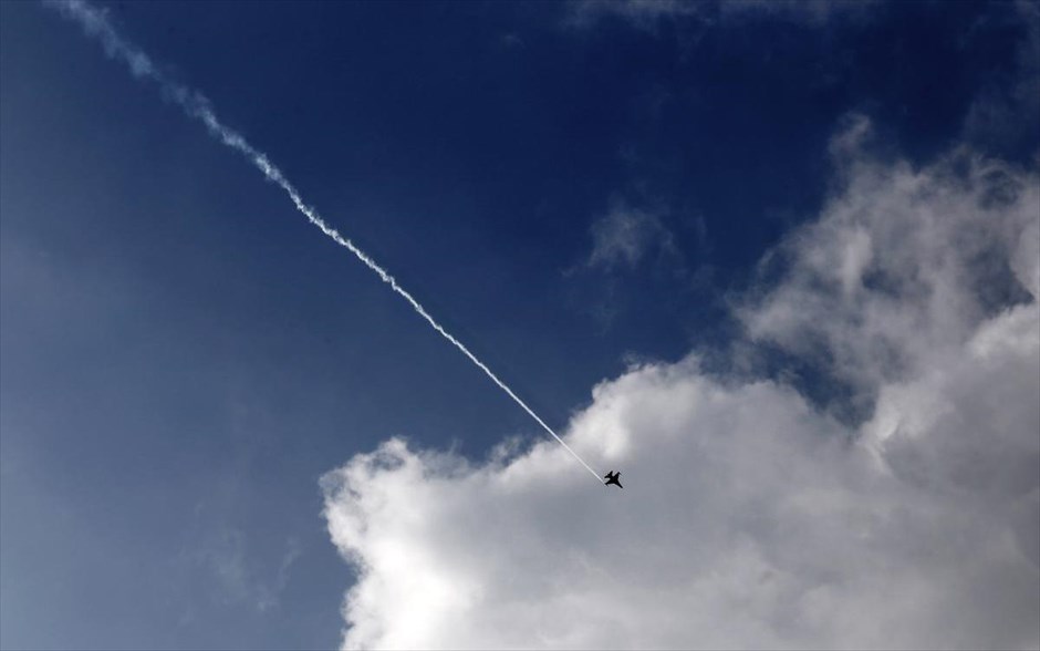 Το μήνυμα του χειριστή του F-16 πάνω από τη Θεσσαλονίκη. Τις εντυπώσεις στην στρατιωτική παρέλαση στη Θεσσαλονίκη «έκλεψαν» οι θεαματικοί ελιγμοί ακριβείας με μαχητικό αεροσκάφος F-16 που έκανε πάνω από την πόλη ο σμηναγός Λουκάς Θεοχαρόπουλος, ο οποίος ανήκει στη μονάδα αεροπορικών επιδείξεων της 115ης Πτέρυγας Μάχης στη Σούδα της Κρήτης και απογειώθηκε από την 110η Πτέρυγα μάχης στη Λάρισα. Ο σμηναγός απευθύνθηκε σε όσους παρακολούθησαν την παρέλαση με τα παρακάτω λόγια: «Καλημέρα Θεσσαλονίκη. Το "όχι" συμβολίζει την ενότητα και αποφασιστικότητα των Ελλήνων. Ενωμένοι, δυνατοί και περήφανοι ακολουθώντας τα χνάρια των προγόνων μας ας ατενίσουμε το μέλλον με αισιοδοξία. Χρόνια πολλά Ελλάδα».