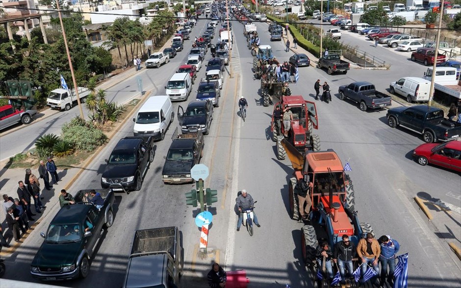 Συλλαλητήριο αγροτών στο Ηράκλειο . Αγρότες και κτηνοτρόφοι πάνω σε τρακτέρ συμμετέχουν στο παγκρήτιο συλλαλητήριο στο Ηράκλειο, διαμαρτυρόμενοι για τα προωθούμενα κυβερνητικά μέτρα που αφορούν το κλάδο τους.