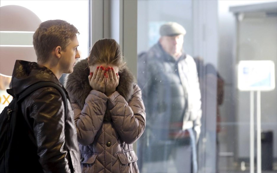 Συντριβή ρωσικού αεροσκάφους στο Σινά - συγγενείς επιβατών. Οι αιγυπτιακές αρχές ανακοίνωσαν το Σάββατο ότι βρήκαν τμήματα του αεροσκάφους και απανθρακωμένα πτώματα σε έναν κύκλο με ακτίνα οκτώ χιλιομέτρων κάτι που, σύμφωνα με τους εμπειρογνώμονες, δείχνει ότι το αεροσκάφος Airbus A321 δεν κατέπεσε ακέραιο αλλά διαλύθηκε ή εξερράγη εν πτήσει.