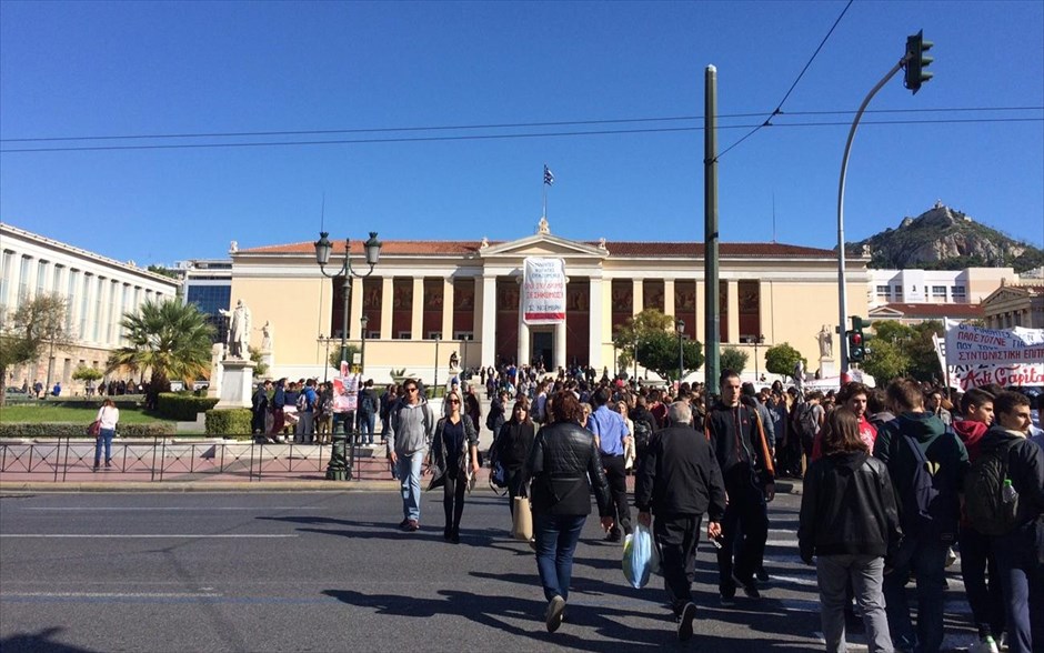 Μαθητικό συλλαλητήριο στα Προπύλαια. 