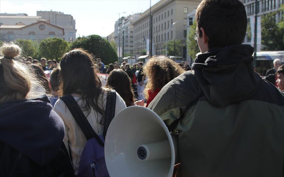 Μαθητικό συλλαλητήριο στα Προπύλαια. 