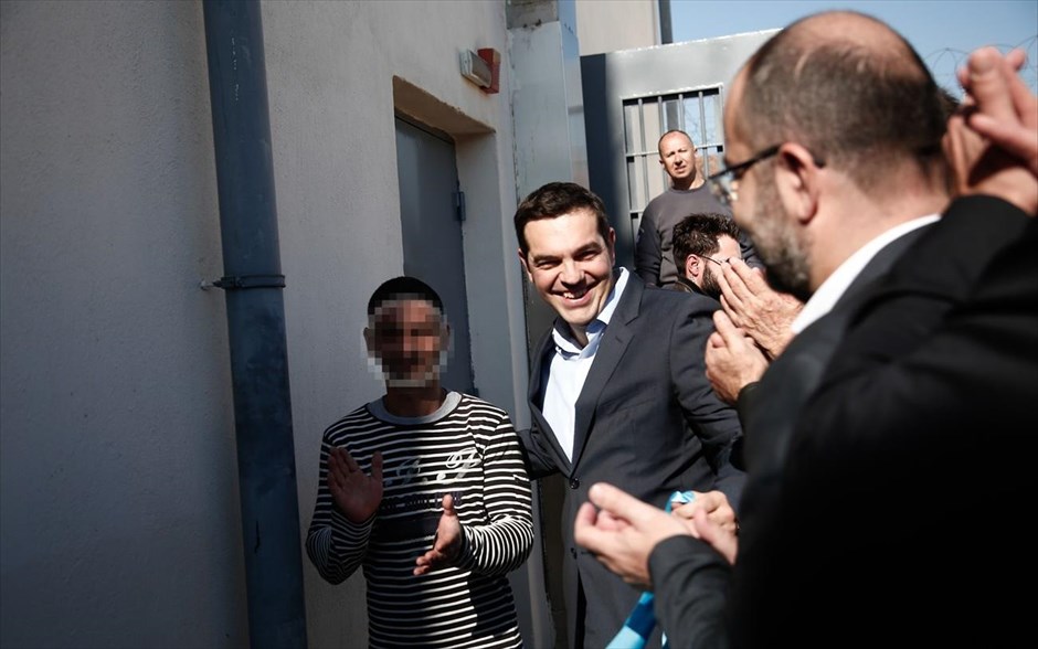 Τσίπρας - Φυλακές Διαβατών . Ο κ. Τσίπρας ξεναγήθηκε στα κελιά των χρηστών και στους χώρους προαυλισμού, συνομίλησε μαζί τους και τους συνεχάρη για την προσπάθεια που κάνουν.
