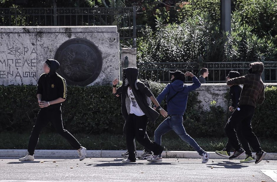 Ένταση στο μαθητικό συλλαλητήριο στο Σύνταγμα. Ένταση επικράτησε νωρίτερα στο Σύνταγμα, την ώρα που ήταν σε εξέλιξη το μαθητικό συλλαλητήριο, όταν ομάδα περίπου 30 - 40 νεαρών με κουκούλες πέταξαν πέτρες σε άνδρες των ΜΑΤ και οι αστυνομικοί απάντησαν με ρίψη κρότου λάμψης. Το κύριο σώμα του μαθητικού συλλαλητηρίου διαχωρίστηκε από την ομάδα των κουκουλοφόρων, ενώ στη συνέχεια μαθητές σχημάτισαν αλυσίδα και αποδοκίμασαν τις συμπλοκές. Οι νεαροί αποχώρησαν λίγη ώρα αργότερα.