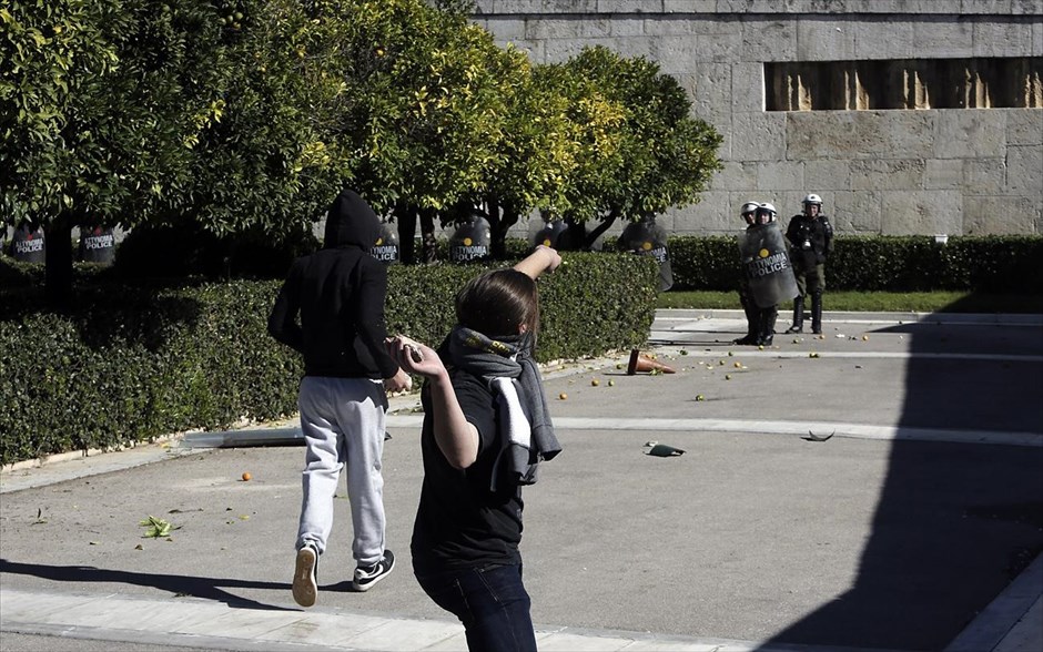 Μικροένταση στο μαθητικό συλλαλητήριο στο Σύνταγμα. 