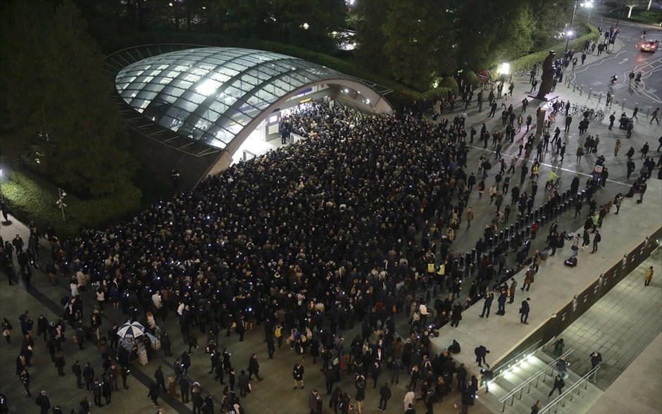 Λονδίνο: Απεργία στα μέσα μεταφορά DLR. Επιβάτες περιμένουν στην ουρά για να μπουν στο σταθμό Κανάρι Γουόρφ ενώ συνεχίζεται η απεργία των εργαζομένων στο Docklands Light Railway (DLR), ένα αυτόματο σύστημα μετρό ελαφρού σιδηροδρόμου στο οποίο δεν υπάρχουν οδηγοί αλλά τα οχήματα κινούνται αυτόματα.