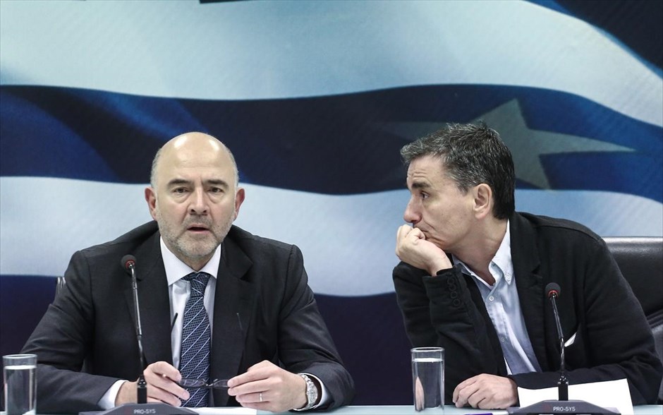 Με τον Ευκλείδη Τσακαλώτο συναντήθηκε ο Πιερ Μοσκοβισί. Στιγμιότυπο από τη κοινή συνέντευξη Τύπου των Πιερ Μοσκοβισί και Ευκλείδη Τσακαλώτου. Ο κ. Μοσκοβισί, αν και ερωτήθηκε σχετικά, &nbsp;δεν έδωσε συγκεκριμένη απάντηση στο αν η ανακεφαλαιοποίηση των τραπεζών μπορεί να προχωρήσει ανεξάρτητα από τη διαδικασία της αξιολόγησης.