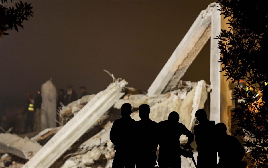 Κατάρρευση εργοστασίου στο Πακιστάν. Δημοσιογράφοι παρακολουθούν την επιχείρηση διάσωσης στα ερείπια ενός εργοστασίου που κατέρρευσε την Τετάρτη στη Λαχόρη του Πακιστάν. Τουλάχιστον 18 άνθρωποι σκοτώθηκαν, άλλοι 40 τραυματίστηκαν από την κατάρρευση του κτηρίου, με τα αίτια της να μην έχουν προς το παρόν ξεκαθαριστεί.