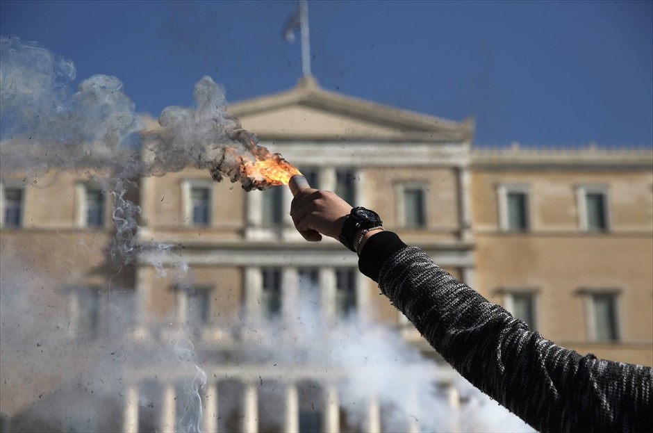 Πορεία μαθητών και φοιτητών στην Αθήνα. Με σύνθημα «Δεν στριμώχνουμε τη ζωή μας στα μέτρα τους» μαθητές και φοιτητές πραγματοποίησαν πορεία προς τη Βουλή, όπου ομάδα διαδηλωτών άναψε καπνογόνα και έκαψε συμβολικά την σημαία της Ευρωπαϊκής Ένωσης. Οι φοιτητές ζητούν μεταξύ άλλων αύξηση της χρηματοδότησης των πανεπιστημίων και οι μαθητές την κάλυψη των κενών στα σχολεία.