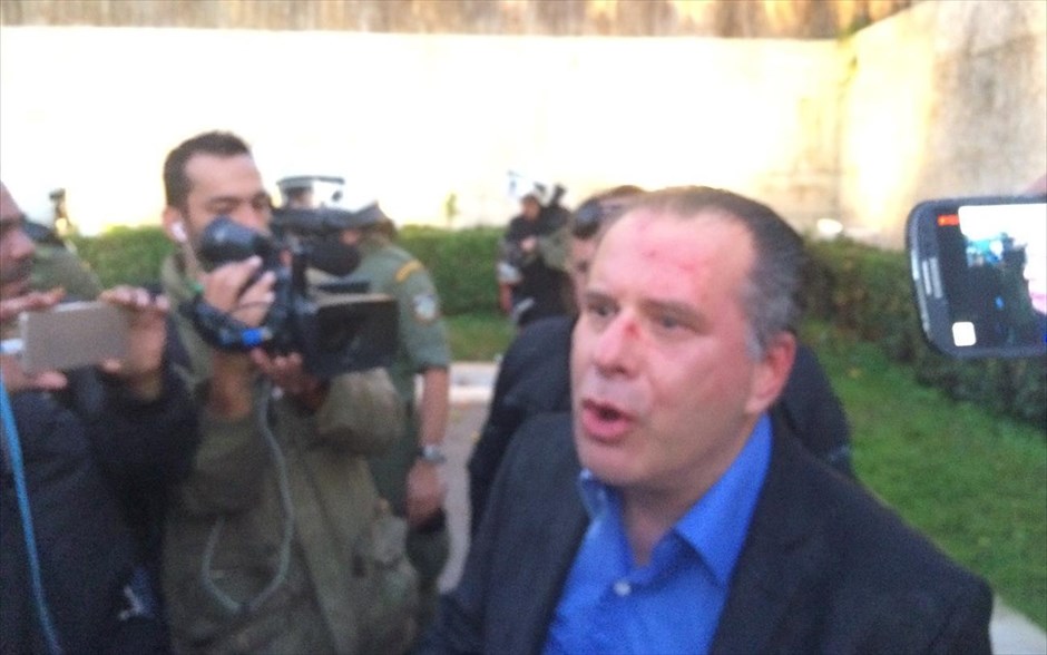 Επίθεση δέχτηκε ο Γιώργος Κουμουτσάκος. Επεισόδια σημειώθηκαν στη συγκέντρωση διαμαρτυρίας των Ποντίων, έξω από τη Βουλή, κοντά στο Μνημείο του Άγνωστου Στρατιώτη. Άγνωστοι που βρίσκονταν μεταξύ των συγκεντρωμένων χτύπησαν μπροστά στα μάτια των αστυνομικών τον βουλευτή της Νέας Δημοκρατίας Γιώργο Κουμουτσάκο. Ερωτηθείς σχετικά, ο βουλευτής απάντησε ότι δεν γνωρίζει ποιοι τον χτύπησαν, δήλωσε, ωστόσο, ότι «ως διπλωμάτης 20 χρόνια υπηρέτησα τα εθνικά συμφέροντα όσο όλη μου τη ζωή. Αγωνίστηκα γι αυτήν την ιστορία, δεν πρέπει να χτυπιέμαι».