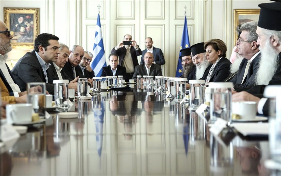 Μαξίμου: Ευρεία σύσκεψη για το προσφυγικό ζήτημα. Στιγμιότυπο από τη σημερινή συνάντηση του Αλέξη Τσίπρα με τους δημάρχους και τους μητροπολίτες των νησιών που έχουν τις μεγαλύτερες προσφυγικές ροές. Στη σύσκεψη έγινε πρόταση για τη δημιουργία πιλοτικού προγράμματος φιλοξενίας προσφύγων στα νησιά, με την προϋπόθεση ότι η Ε.Ε. θα εξασφαλίσει θέσεις εργασίας σε μόνιμους κατοίκους αλλά και σε πρόσφυγες και μετανάστες, καθώς και για ειδική φορολογική ζώνη για τα νησιά που δέχονται τις προσφυγικές ροές.