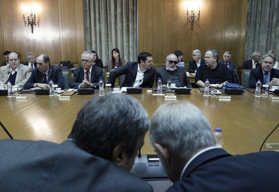 Συνεδρίαση του υπουργικού συμβουλίου. Υπό την προεδρία του πρωθυπουργού, Αλέξη Τσίπρα, συνεδρίασε το υπουργικό συμβούλιο στη Βουλή. Κατά την εισήγησή του, ο Πρωθυπουργός&nbsp;τόνισε πως το αποτέλεσμα του Eurogroup τη Δευτέρα καταδεικνύει&nbsp;πως&nbsp;η κυβέρνηση με σκληρή διαπραγμάτευση μπορεί να πετύχει στόχους, ενώ υπογράμμισε παράλληλα την ανάγκη να γίνουν μεγάλες μεταρρυθμιστικές τομές που, όπως είπε, έχει ανάγκη η κοινωνία.