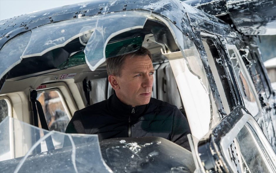 «Spectre» . «Spectre»: Ο μυθιστορηματικός χαρακτήρας του Ίαν Φλέμινγκ, ο Τζέιμς Μποντ, μεταφέρεται για 24η φορά στη μεγάλη οθόνη, μέσα από μια υπερπαραγωγή καταιγιστικής δράσης και πολλών ανατροπών.