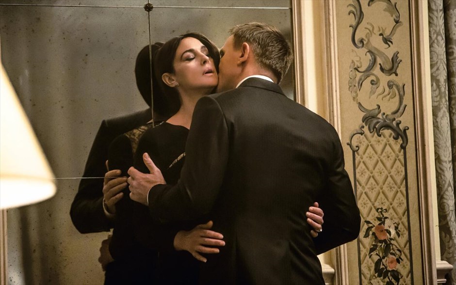 «Spectre» . Στη ταινία, «Ο γιος του Σαούλ», μεταφερόμαστε στο Άουσβιτς - Μπίρκεναου, τον Οκτώβριο του 1944. Εκεί, ένας άνδρας, μέλος της Sonderkommando, της ομάδας των Εβραίων κρατουμένων, η οποία έχει απομονωθεί από το στρατόπεδο και είναι αναγκασμένη να βοηθά τους Ναζί στον μηχανισμό των μεγάλης κλίμακας εκτελέσεων, ανακαλύπτει το πτώμα ενός αγοριού, που θεωρεί ότι είναι παιδί του.