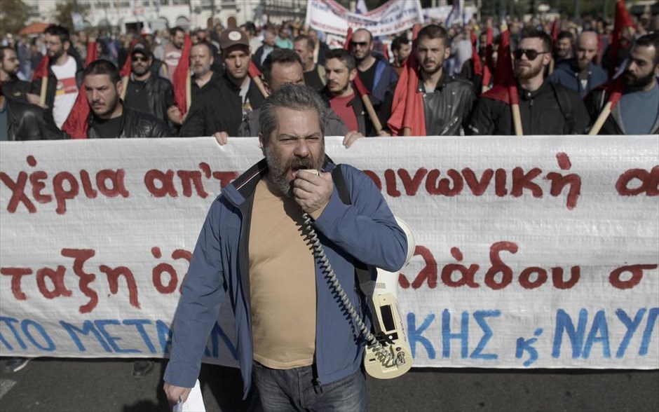 Απεργία - Πορεία - ΠΑΜΕ. Μέλη του ΠΑΜΕ φωνάζουν συνθήματα κατά τη διάρκεια πορείας στο κέντρο της Αθήνας.