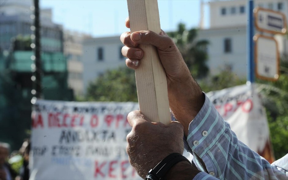 Απεργία - Πορεία. Στιγμιότυπο από την απεργιακή συγκέντρωση των ΓΣΕΕ - ΑΔΕΔΥ, στην πλατεία Κλαυθμώνος.