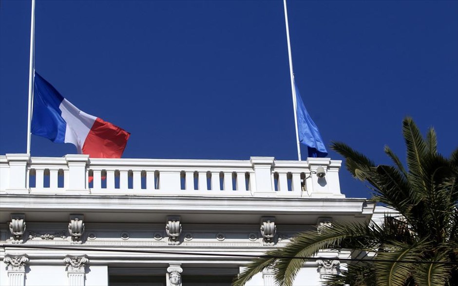 Αθήνα: Μεσίστιες οι σημαίες στη γαλλική πρεσβεία. Μεσίστιες κυματίζουν οι σημαίες της Γαλλίας και της Ευρώπης στην γαλλική Πρεσβεία της Αθήνας σε ένδειξη πένθους για τις χθεσινοβραδινές αιματηρές επιθέσεις στο Παρίσι. Πολίτες αφήνουν απ