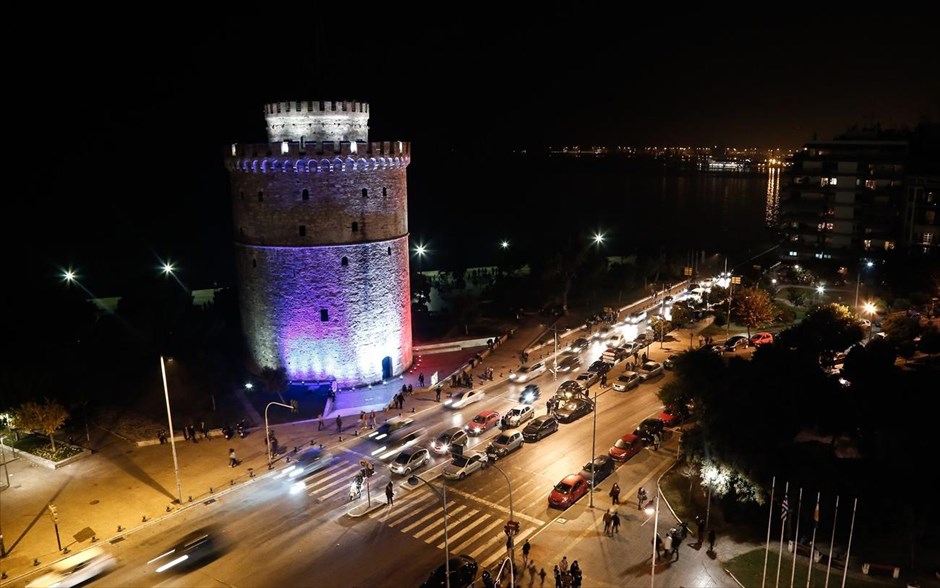 Ο Λευκός Πύργος με τα χρώματα της σημαίας της Γαλλίας. Φωταγώγηση κτιρίων στην Ελλάδα με τα χρώματα της σημαίας της Γαλλίας.