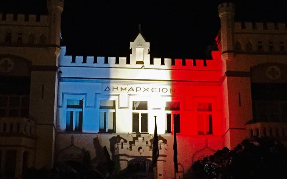 Το δημαρχείο της Καβάλας με τα εθνικά χρώματα της γαλλικής σημαίας. Με τα εθνικά χρώματα της γαλλικής σημαίας φωτίστηκε το βράδυ το εντυπωσιακό ιστορικό κτήριο του δημαρχείου της Καβάλας, τιμώντας έτσι ο Δήμος Καβάλας τα δεκάδες αδικοχαμένα θύματα της παράλογης τρομοκρατίας στην καρδιά του Παρισιού. Το μπλε, το λευκό και το κόκκινο έχοντας στην μέση τον πύργο του Άιφελ θα κοσμούν σήμερα και αύριο το βράδυ την πρόσοψη του Δημαρχιακού Μεγάρου.