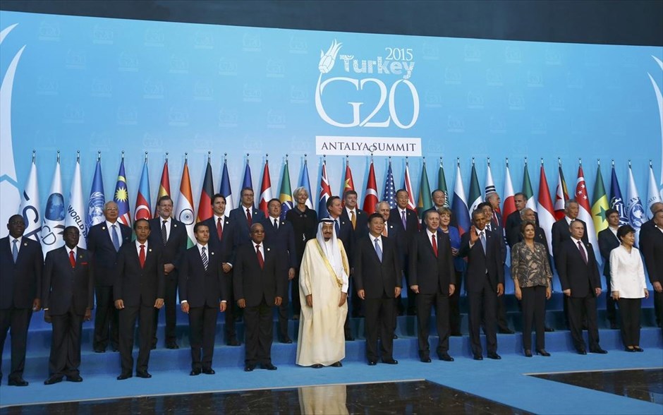 Δεσμεύσεις των G20 για την παγκόσμια ανάπτυξη. Να χρησιμοποιήσουν όλα τα διαθέσιμα εργαλεία προκειμένου να αντιμετωπίσουν την άνιση οικονομική ανάπτυξη, δεσμεύονται οι χώρες – μέλη των G20, σύμφωνα με έγγραφο, το οποίο επικαλείται το πρακτορείο Reuters. Οι ηγέτες των 20 ισχυρότερων χωρών συναντώνται σήμερα και αύριο στην Τουρκία, προκειμένου να βρουν τρόπους τόνωσης της παγκόσμιας ανάπτυξης, παρά το γεγονός ότι μέρος της ατζέντας έχει επισκιαστεί από τα γεγονότα&nbsp;στο Παρίσι. Σύμφωνα με έγγραφο που επικαλείται το Reuters, οι 20 ηγέτες υπογραμμίζουν την αναγκαιότητα προσεκτικής χρήσης των διαθέσιμων νομισματικών εργαλείων.