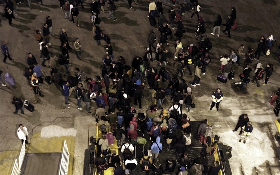 Πάνω από 6.500 πρόσφυγες έφθασαν σήμερα στον Πειραιά. Περισσότεροι από 6.500 πρόσφυγες&nbsp;έφτασαν σήμερα στο λιμάνι του Πειραιά, καθώς εκτός από τους 3.657, που αποβιβάστηκαν το πρωί από τα πλοία «Ελευθέριος Βενιζέλος» και «Blue Star 1», τα οποία προέρχονταν από τη Μυτιλήνη, κατέπλευσαν άλλα δύο πλοία, που αποβίβασαν 2.918 πρόσφυγες.