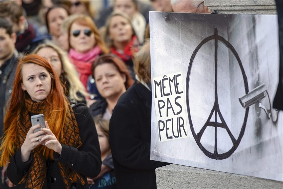 Παγκόσμια συγκίνηση για τα θύματα των τρομοκρατικών επιθέσεων στο Παρίσι. Όπερα της Ζυρίχης, Ελβετία.