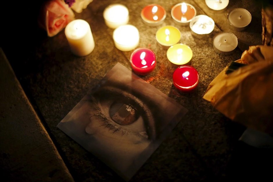 Παγκόσμια συγκίνηση για τα θύματα των τρομοκρατικών επιθέσεων στο Παρίσι. Γαλλικό προξενείο στο Λος Άντζελες, ΗΠΑ.