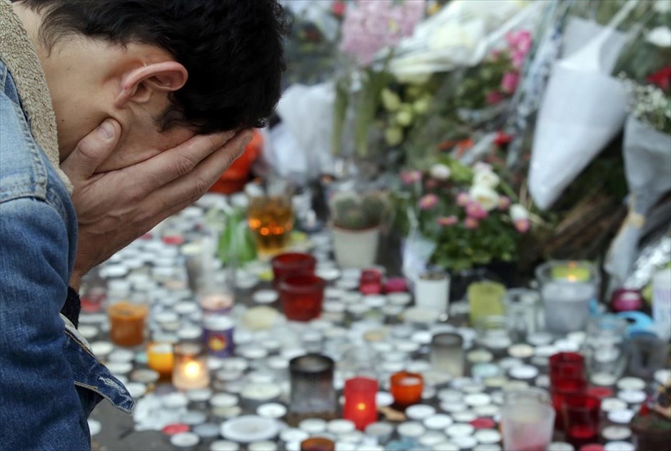 Παγκόσμια συγκίνηση για τα θύματα των τρομοκρατικών επιθέσεων στο Παρίσι. Πλατεία Δημοκρατίας, Παρίσι.