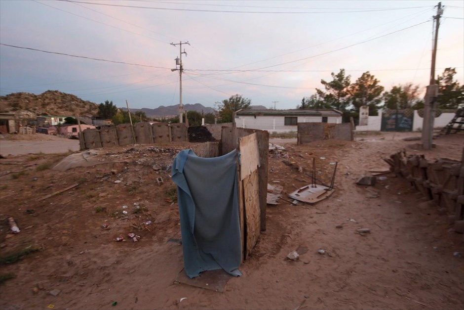Ο γύρος του κόσμου σε… 45 τουαλέτες. Τουαλέτα σε φτωχική συνοικία της Σιουδάδ Χουάρες, στο Μεξικό.