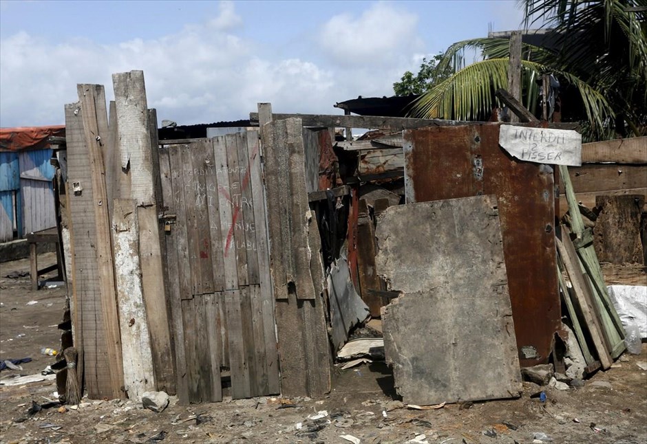 Ο γύρος του κόσμου σε… 45 τουαλέτες. Τουαλέτα στην περιοχή Μάρκορι της μεγαλύτερης πόλης της Ακτής Ελεφαντοστού, Αμπιτζάν. Η πινακίδα στα αριστερά γράφει: «Απαγορεύεται η χρήση της τουαλέτας από ξένους», ενώ η δεξιά: «Απαγορεύεται η ούρηση».