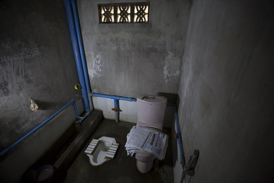 Ο γύρος του κόσμου σε… 45 τουαλέτες. Εφημερίδες είναι τοποθετημένες πάνω σε τουαλέτα κατοικίας στην πόλη Μανταλέι της Μιανμάρ.