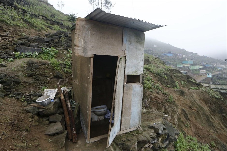Ο γύρος του κόσμου σε… 45 τουαλέτες. Τουαλέτα στην Βίγια Λούρδες, στα περίχωρα της Λίμα. Δεν υπάρχει τρεχούμενο νερό στην περιοχή και οι οικογένειες αναγκάζονται να αγοράζουν μια φορά την εβδομάδα την απαραίτητη ποσότητα από βυτία.