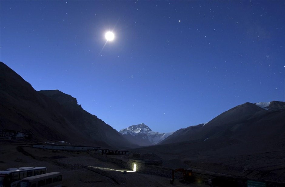 Ο γύρος του κόσμου σε… 45 τουαλέτες. Τουαλέτες διακρίνονται υπό το πρώτο φως της ημέρας, με φόντο το Έβερεστ, από την πλευρά του Θιβέτ.