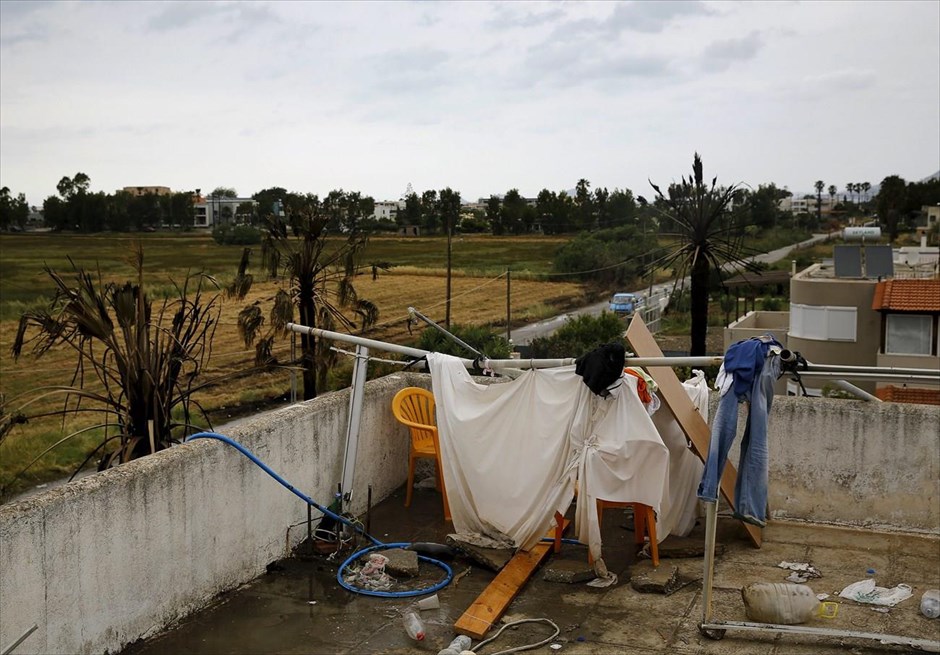 Ο γύρος του κόσμου σε… 45 τουαλέτες. Αυτοσχέδια ντουζιέρα και τουαλέτα στην οροφή ενός εγκαταλελειμμένου ξενοδοχείου, χώρος που χρησιμοποιούνταν προσωρινά από μετανάστες και πρόσφυγες που είχαν φτάσει στην Κω (φωτογραφία της 27ης Μαΐου 2015).